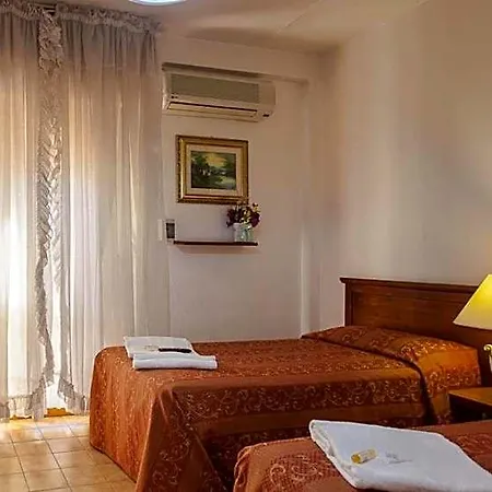Garden Hotel 2*